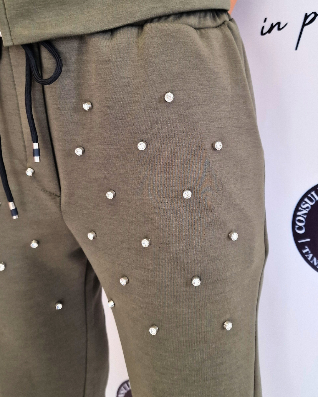 TUTA "NINA" CON STRASS in paleTTe. abbigliamento