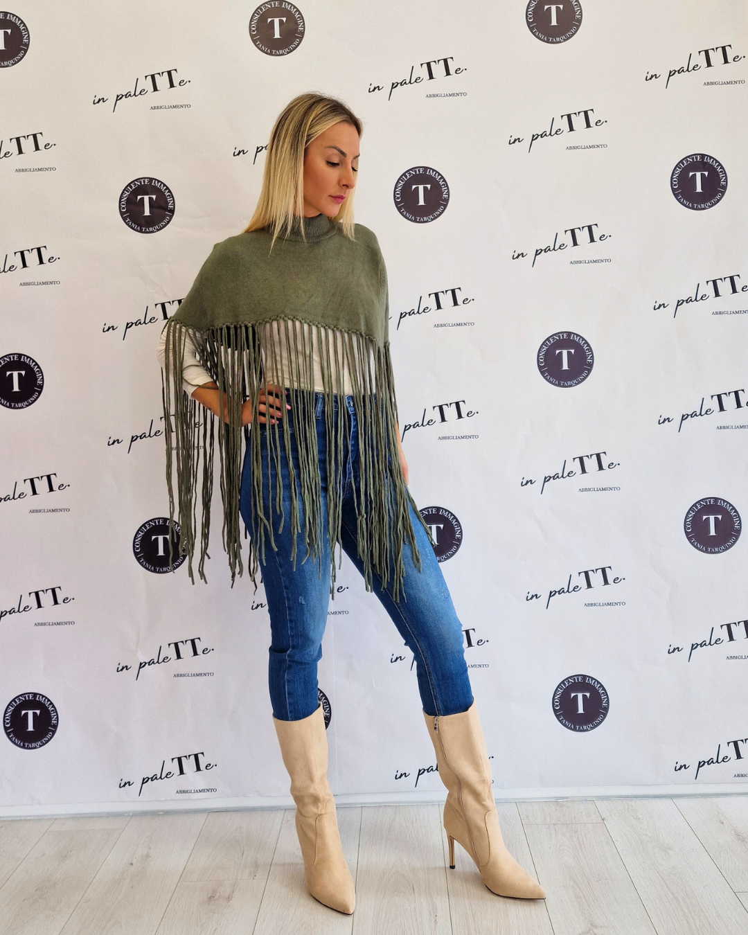 PONCHO VERDE CON FRANGE in paleTTe. abbigliamento