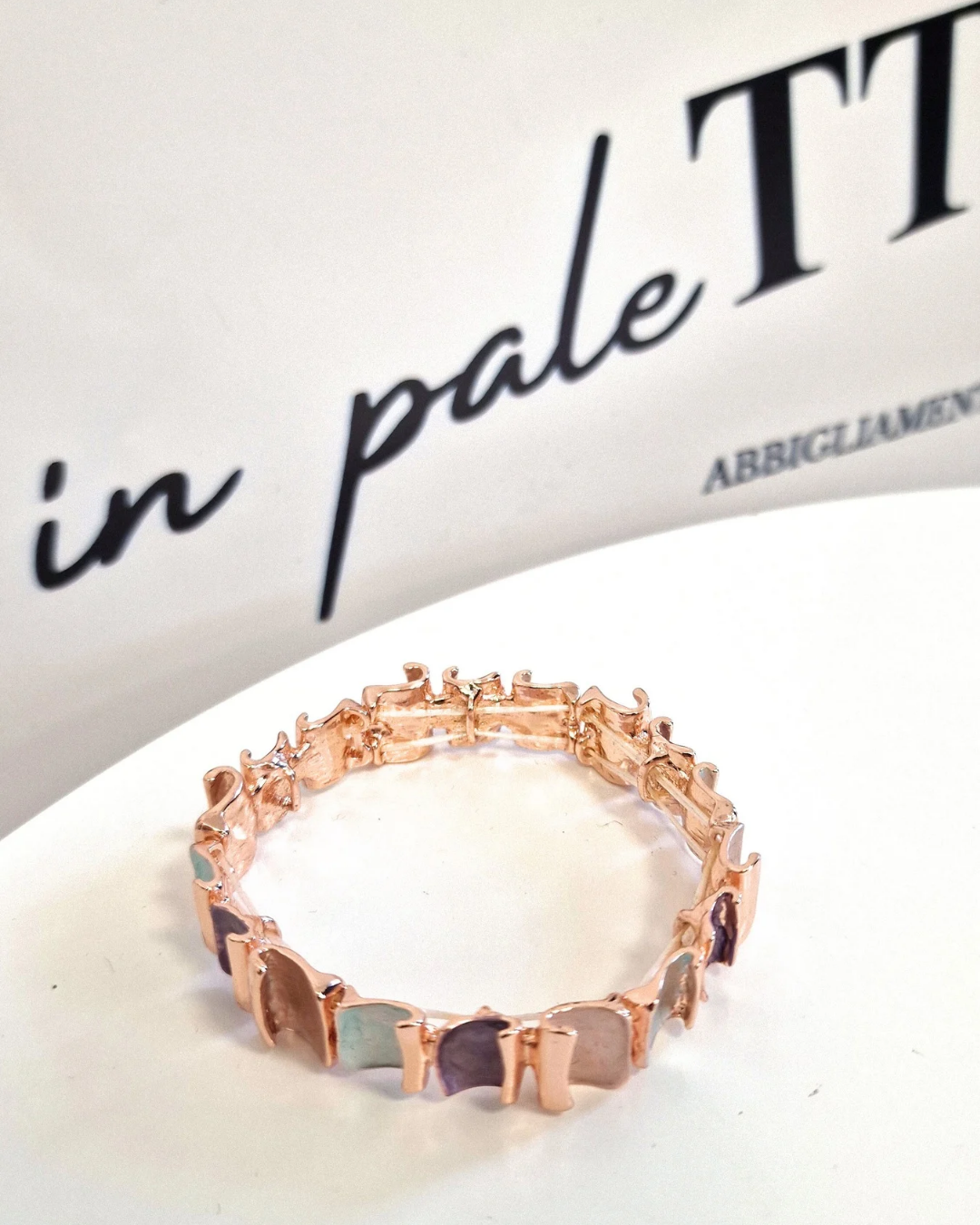 BRACCIALE MULTICOLORE in paleTTe. abbigliamento