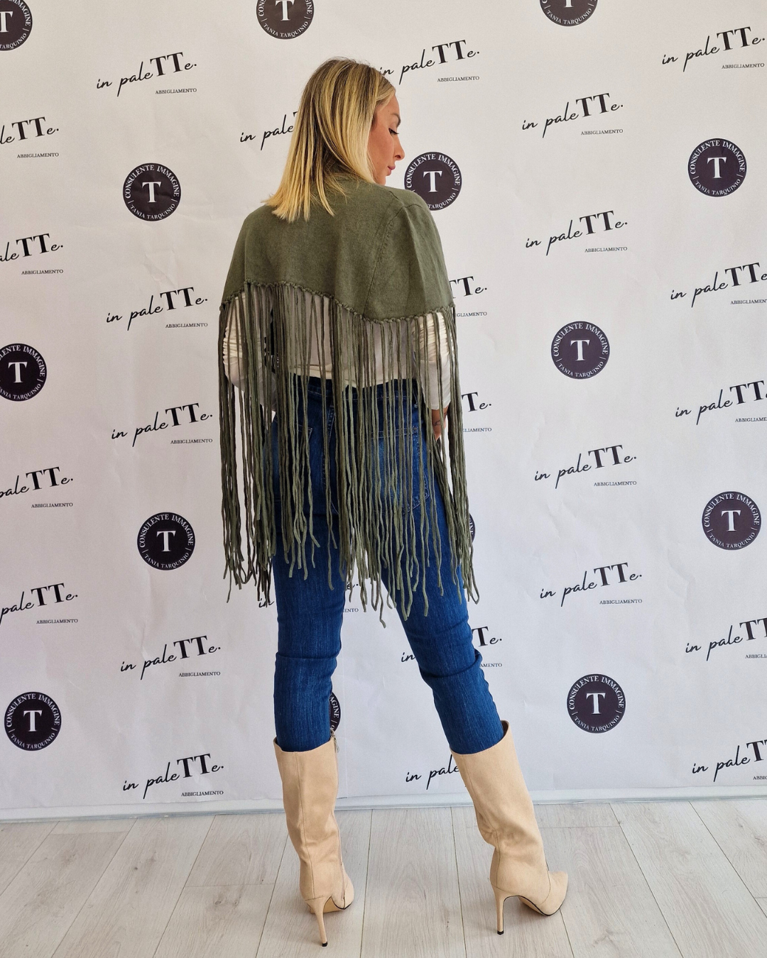 PONCHO VERDE CON FRANGE in paleTTe. abbigliamento