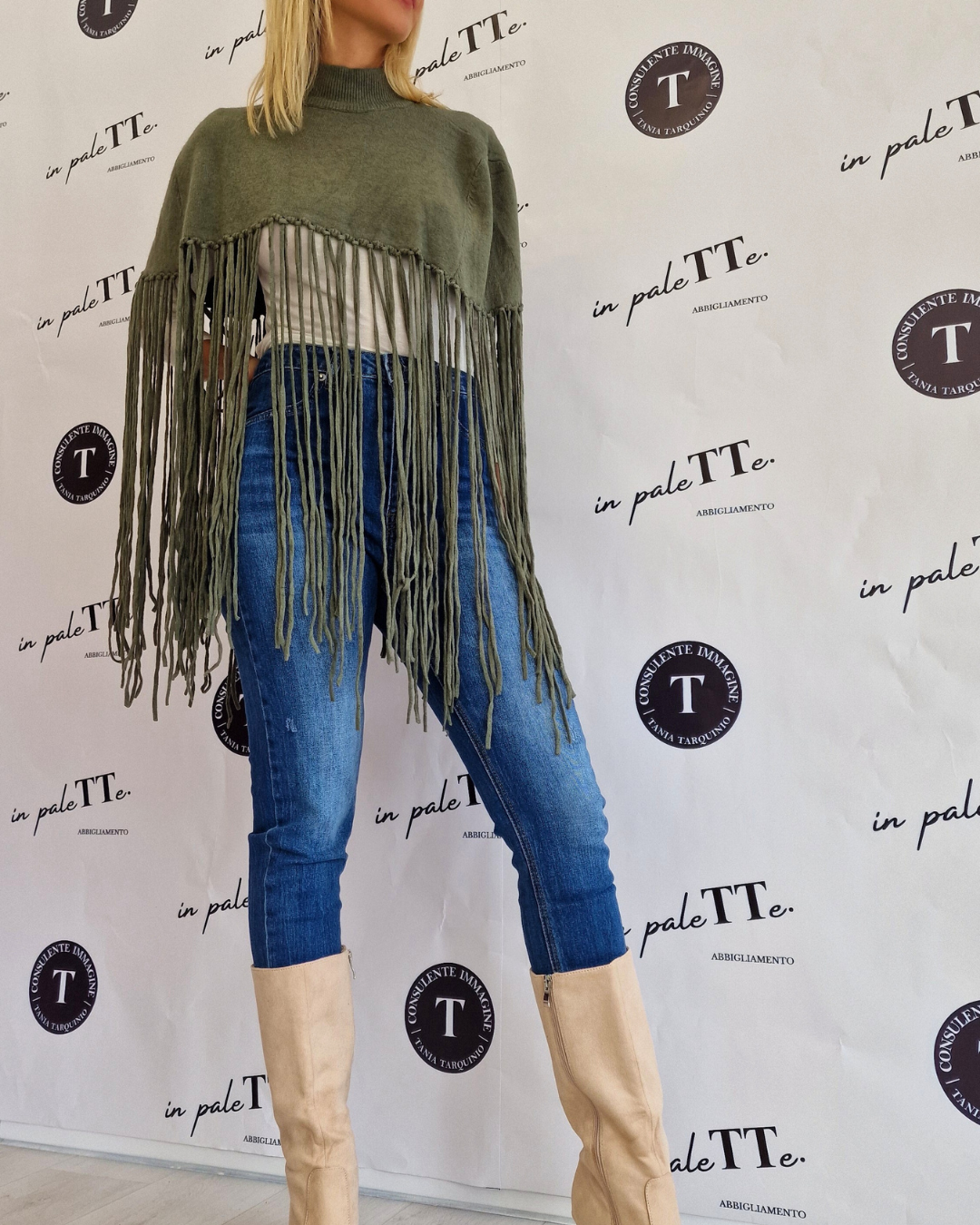 PONCHO VERDE CON FRANGE in paleTTe. abbigliamento