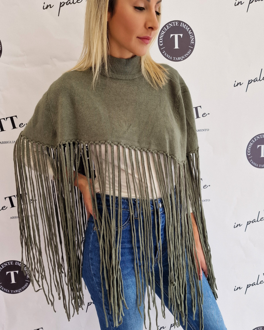 PONCHO VERDE CON FRANGE in paleTTe. abbigliamento