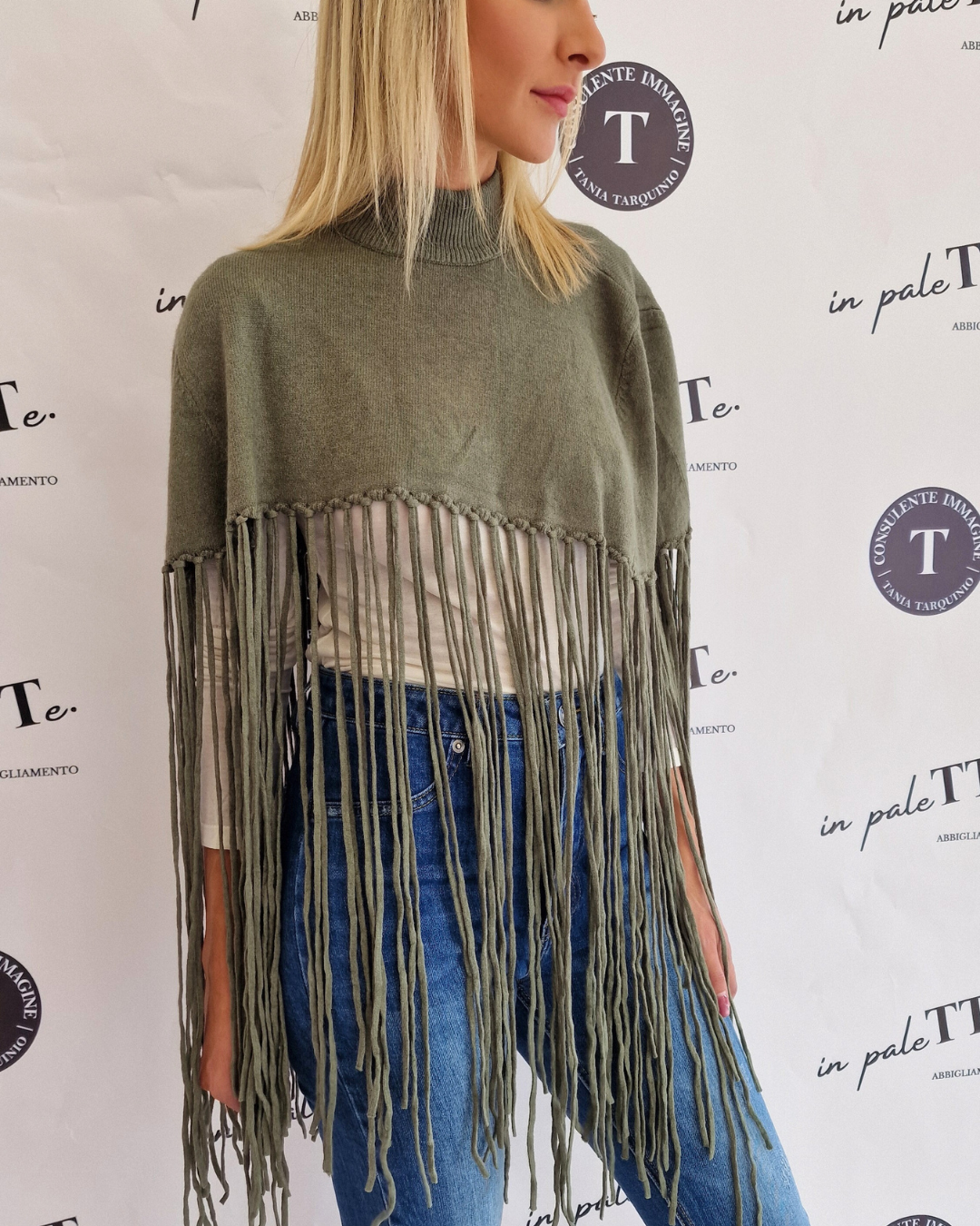 PONCHO VERDE CON FRANGE in paleTTe. abbigliamento
