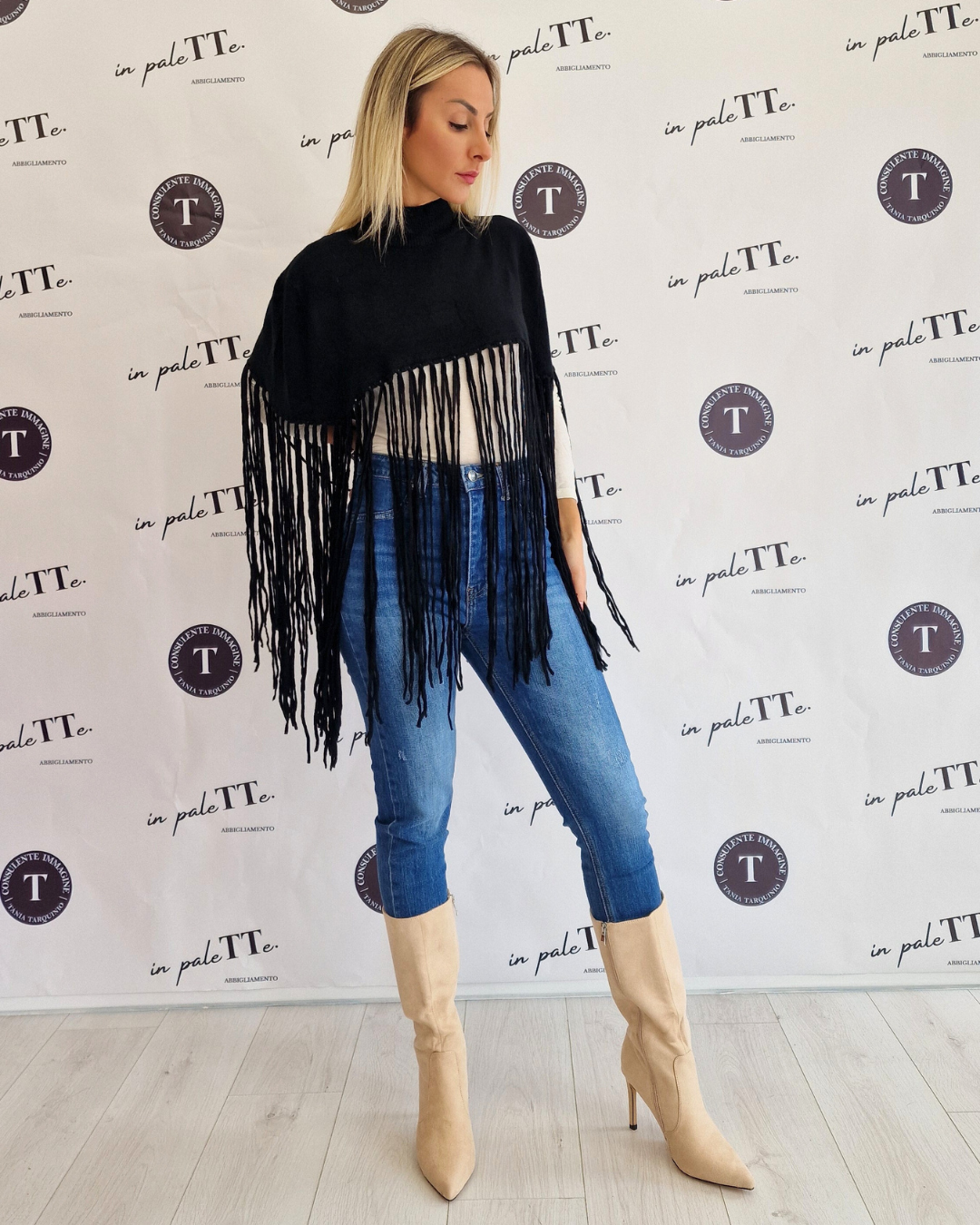 PONCHO NERO CON FRANGE in paleTTe. abbigliamento