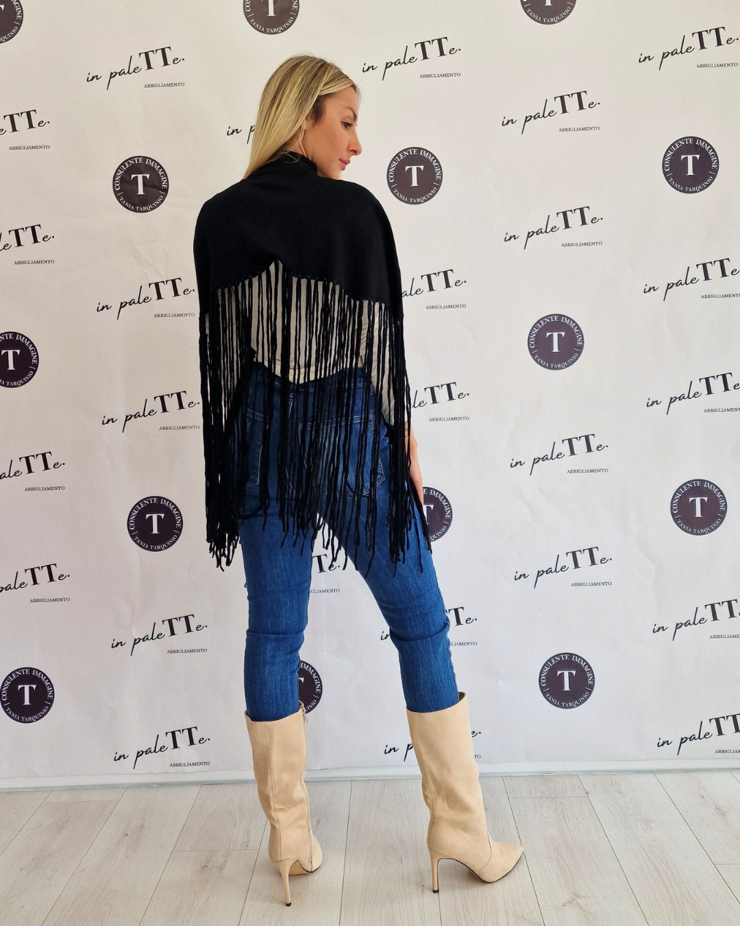 PONCHO NERO CON FRANGE in paleTTe. abbigliamento