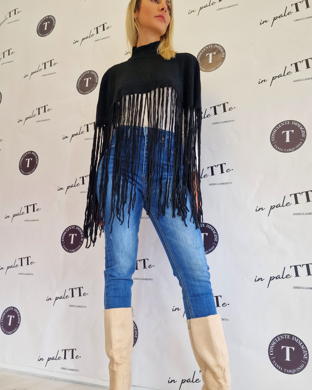 PONCHO NERO CON FRANGE in paleTTe. abbigliamento