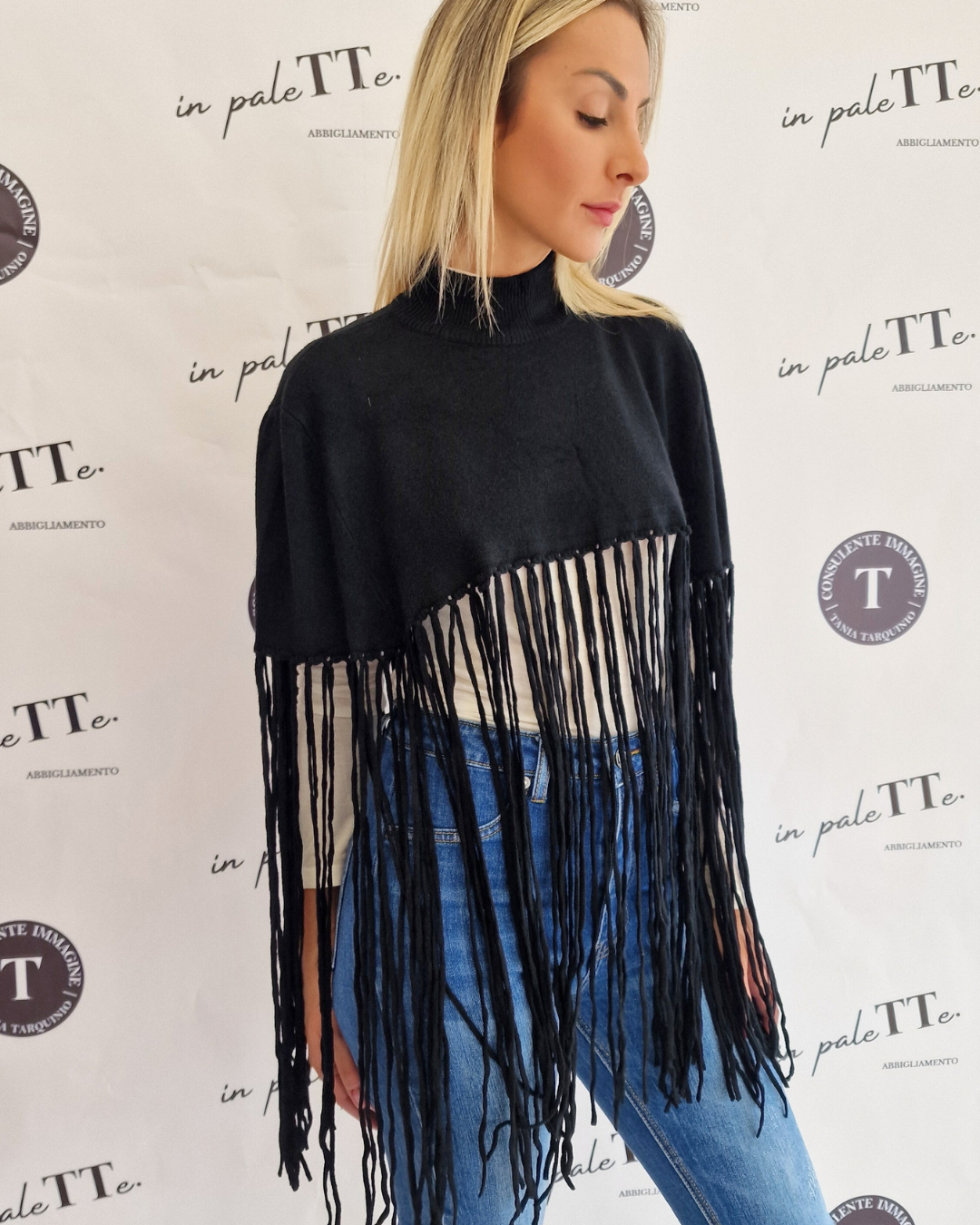 PONCHO NERO CON FRANGE in paleTTe. abbigliamento