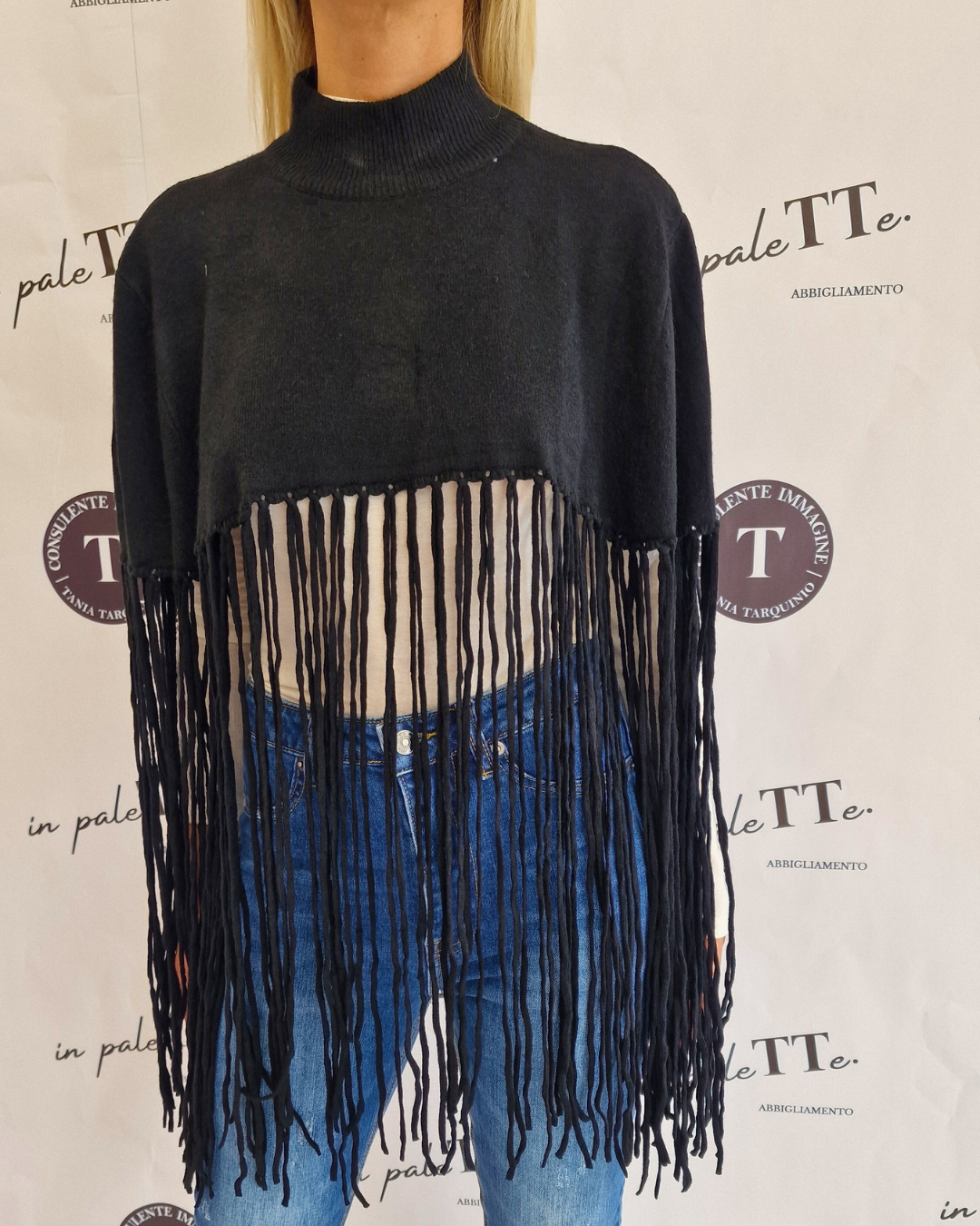 PONCHO NERO CON FRANGE in paleTTe. abbigliamento