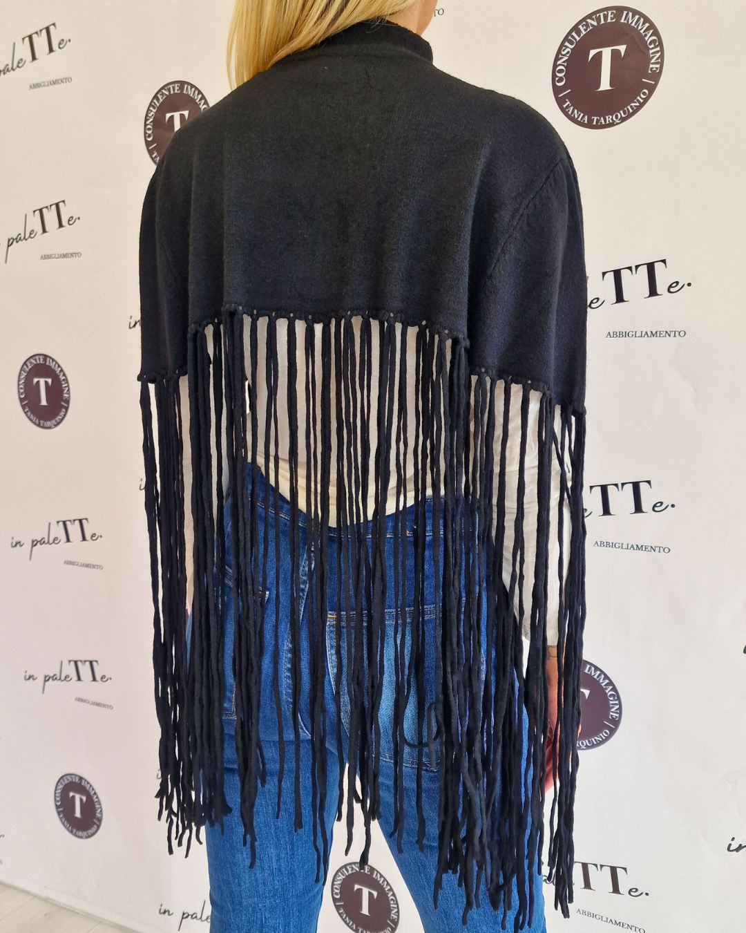 PONCHO NERO CON FRANGE in paleTTe. abbigliamento