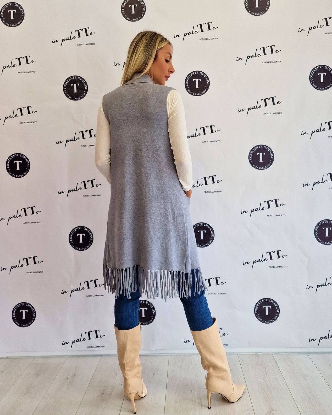 GILET GRIGIO CON FRANGE in paleTTe. abbigliamento
