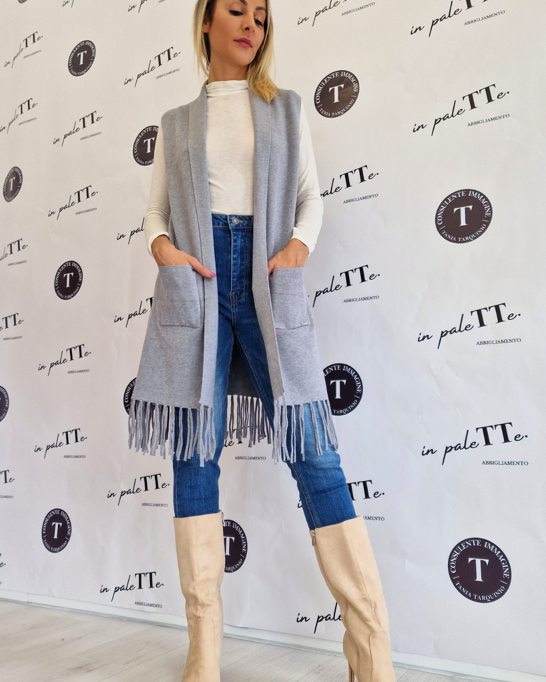 GILET GRIGIO CON FRANGE in paleTTe. abbigliamento