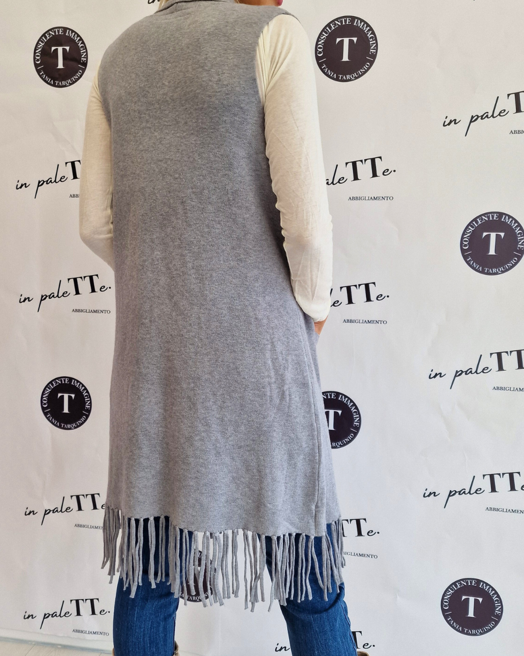GILET GRIGIO CON FRANGE in paleTTe. abbigliamento