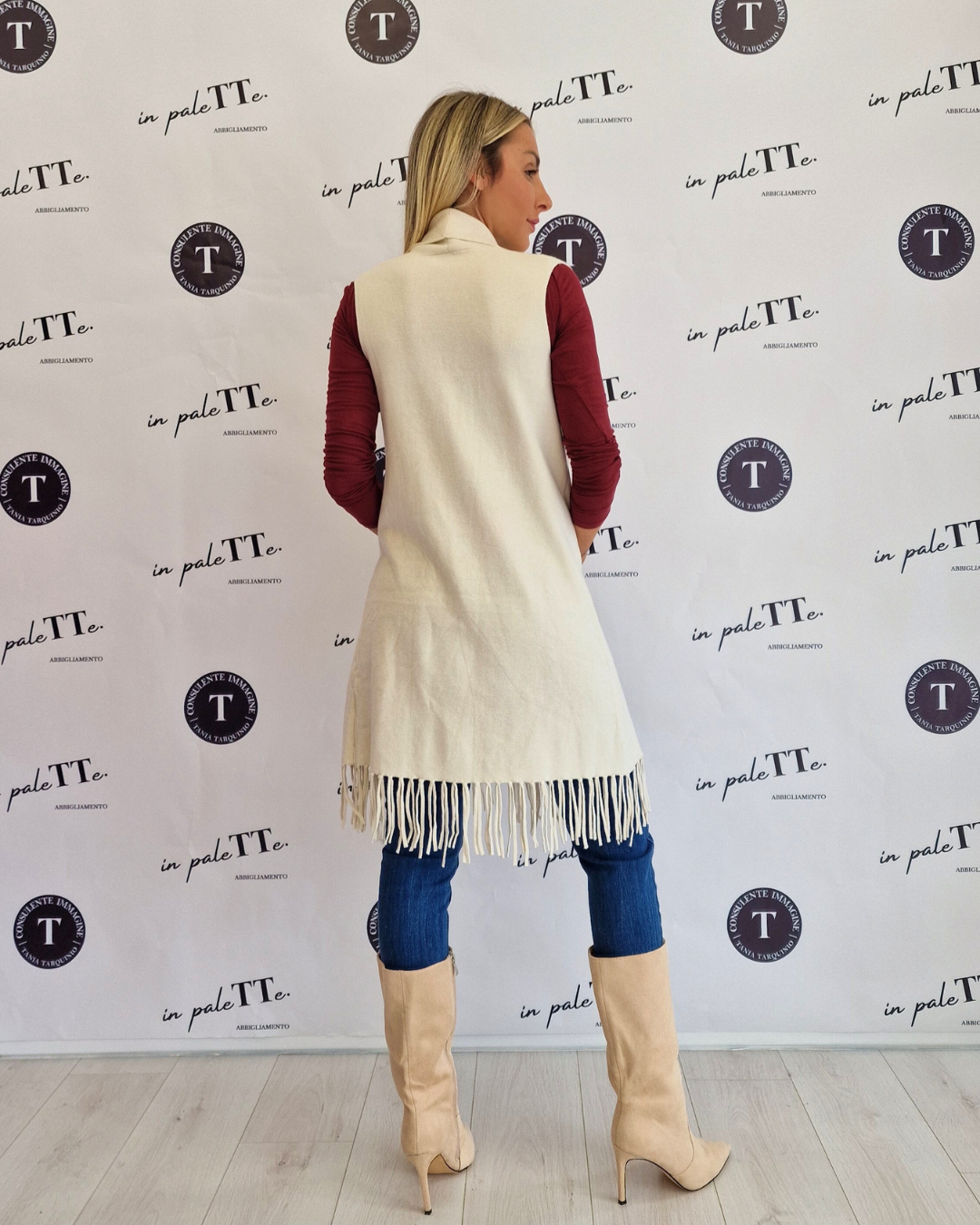 GILET BIANCO CON FRANGE in paleTTe. abbigliamento