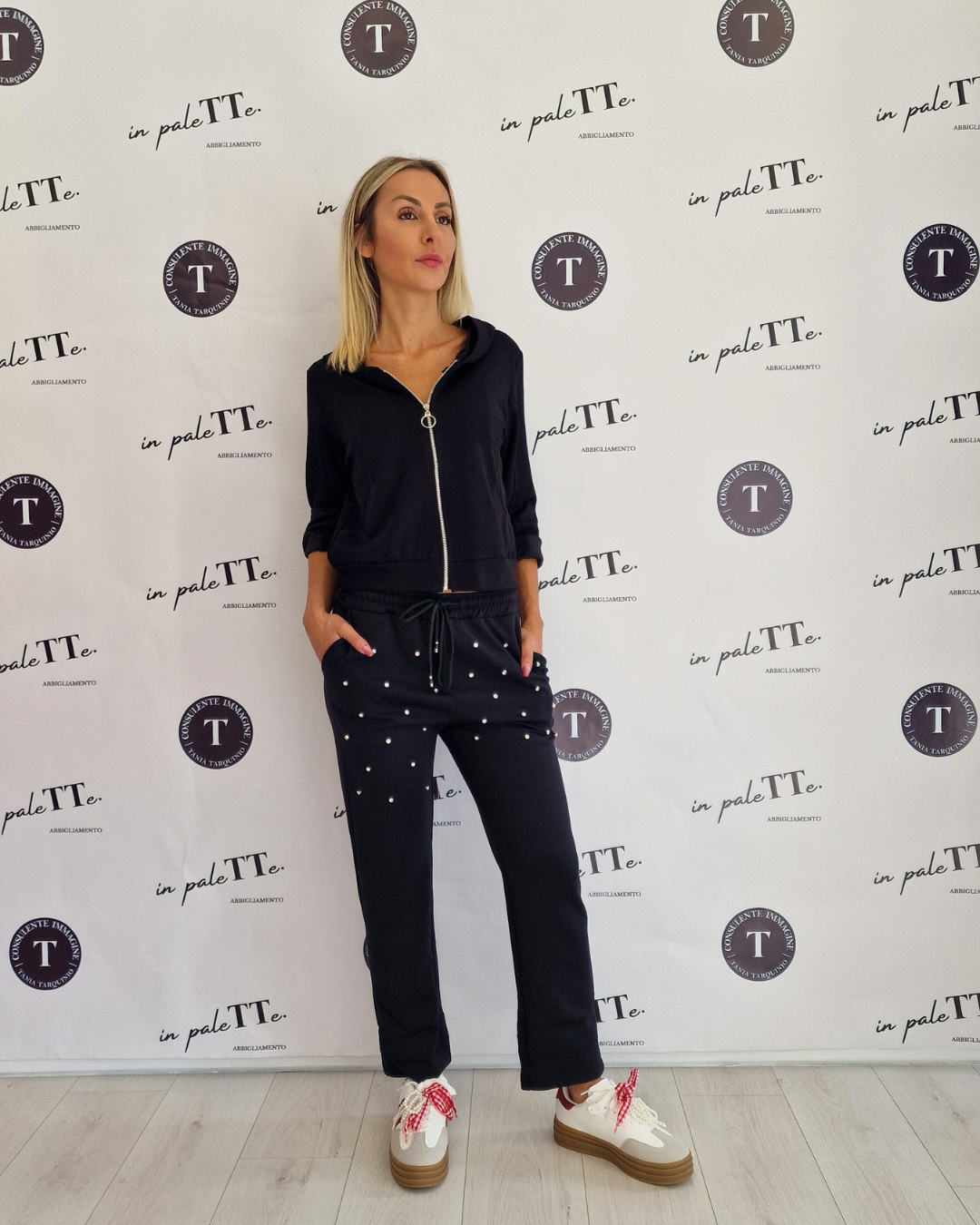TUTA "NINA" CON STRASS in paleTTe. abbigliamento