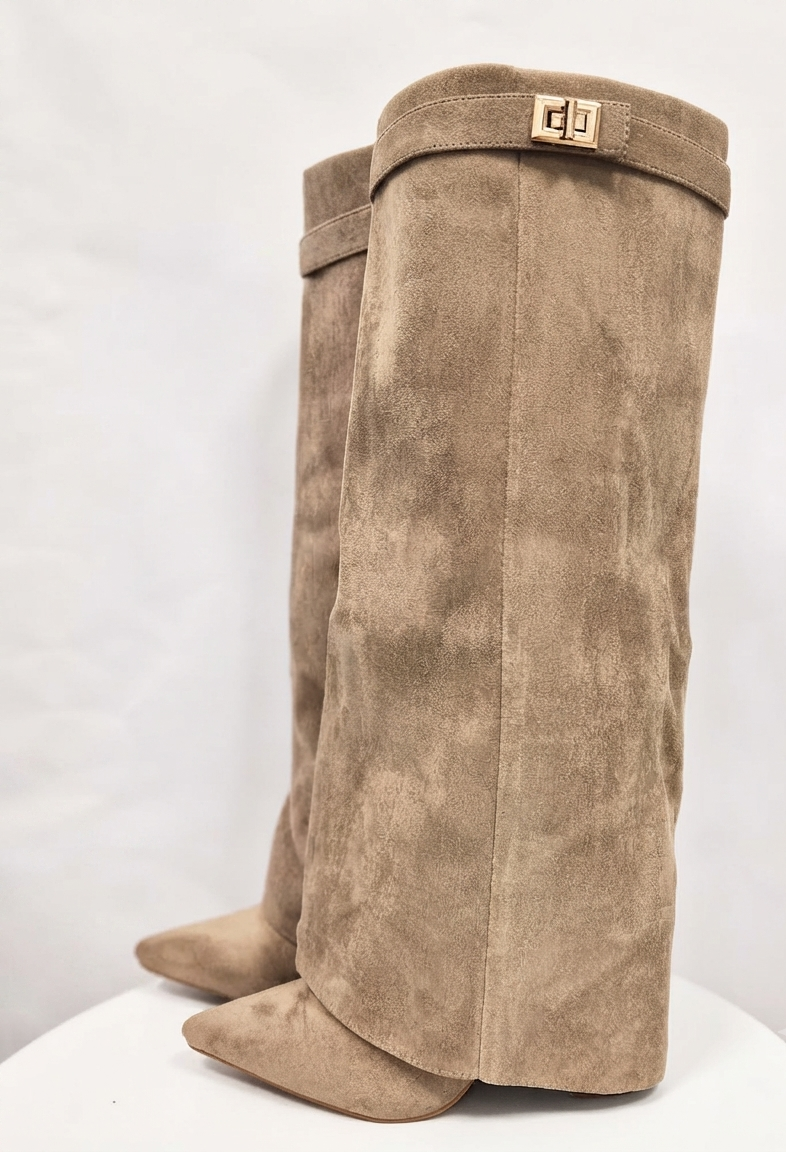 STIVALE IN CAMOSCIO BEIGE CON RISVOLTO in paleTTe. abbigliamento