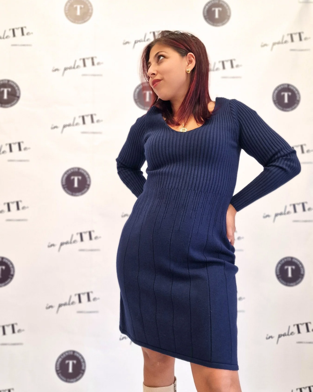 ABITO IN MAGLIA CON COLLO V in paleTTe. abbigliamento