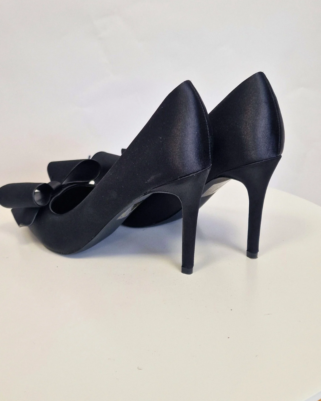 DÉCOLLETÉ IN RASO CON FIOCCO NERO in paleTTe. abbigliamento