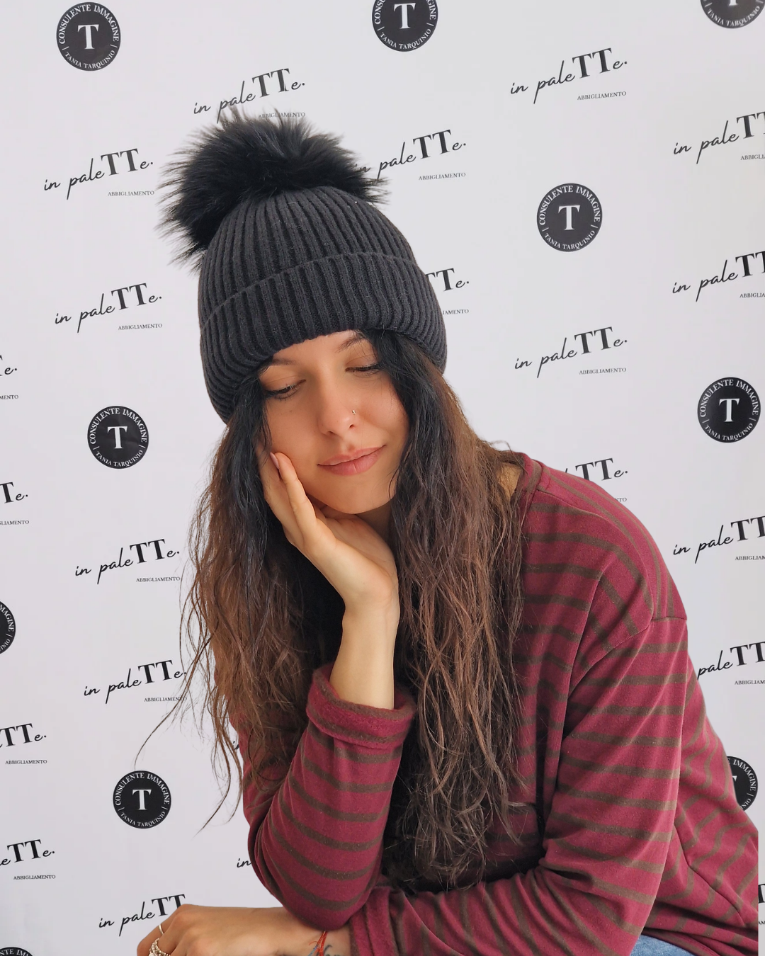 BERRETTO CON PON PON - NERO in paleTTe. abbigliamento