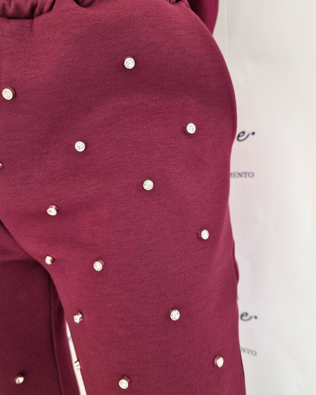 TUTA "NINA" CON STRASS in paleTTe. abbigliamento