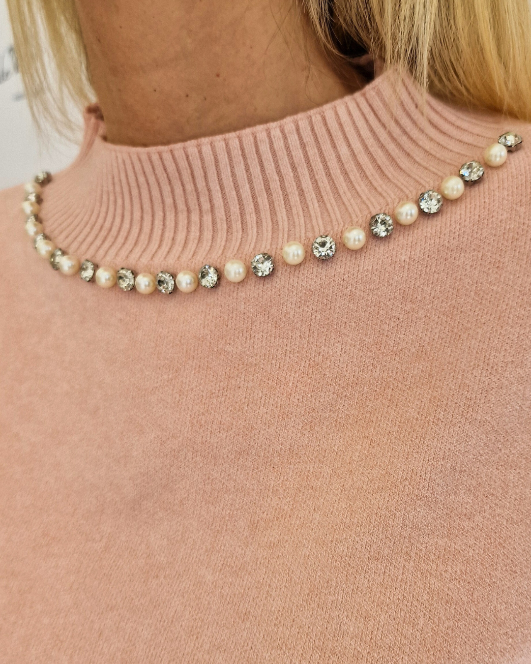 PULL ROSA CON STRASS DECORATIVI in paleTTe. abbigliamento