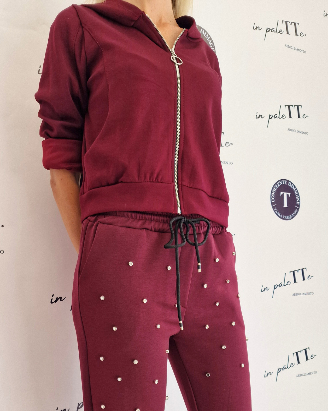 TUTA "NINA" CON STRASS in paleTTe. abbigliamento