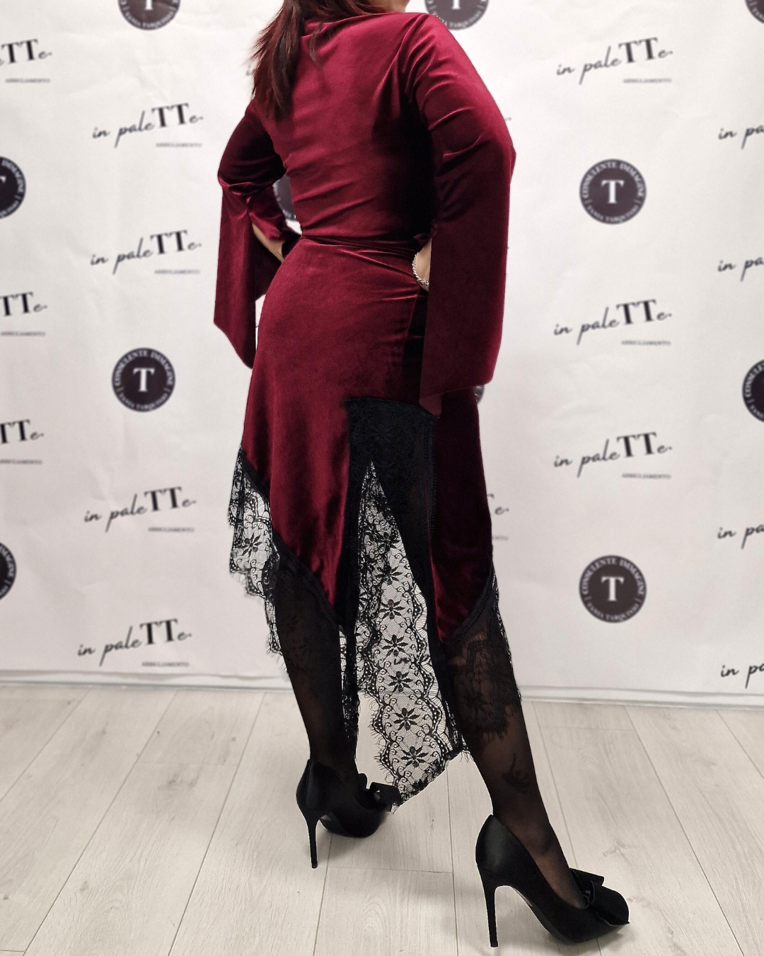 ABITO ASIMMETRICO IN VELLUTO CON PIZZO - bordeaux in paleTTe. abbigliamento