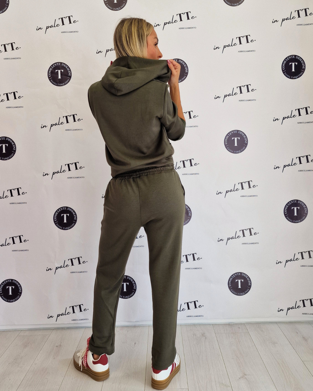 TUTA "NINA" CON STRASS in paleTTe. abbigliamento