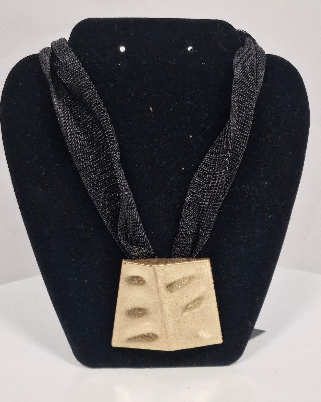 COLLANA CON CIONDOLO MARTELLATO in paleTTe. abbigliamento