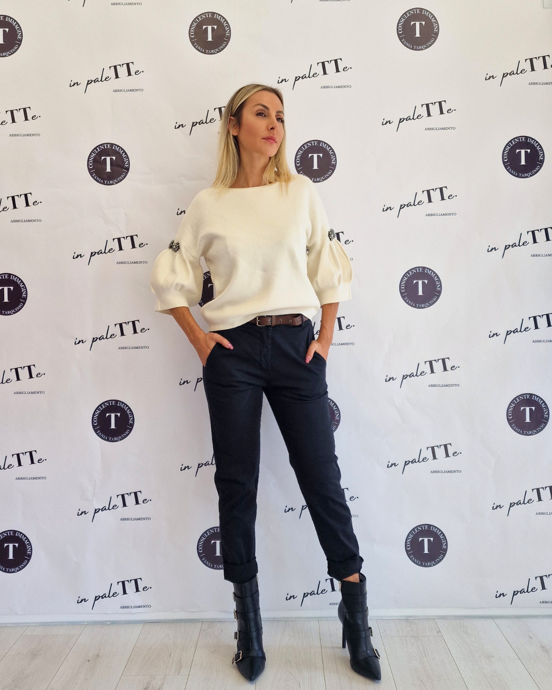 PULL BIANCO CON MANICHE A PALLONCINO E DECORAZIONI in paleTTe. abbigliamento