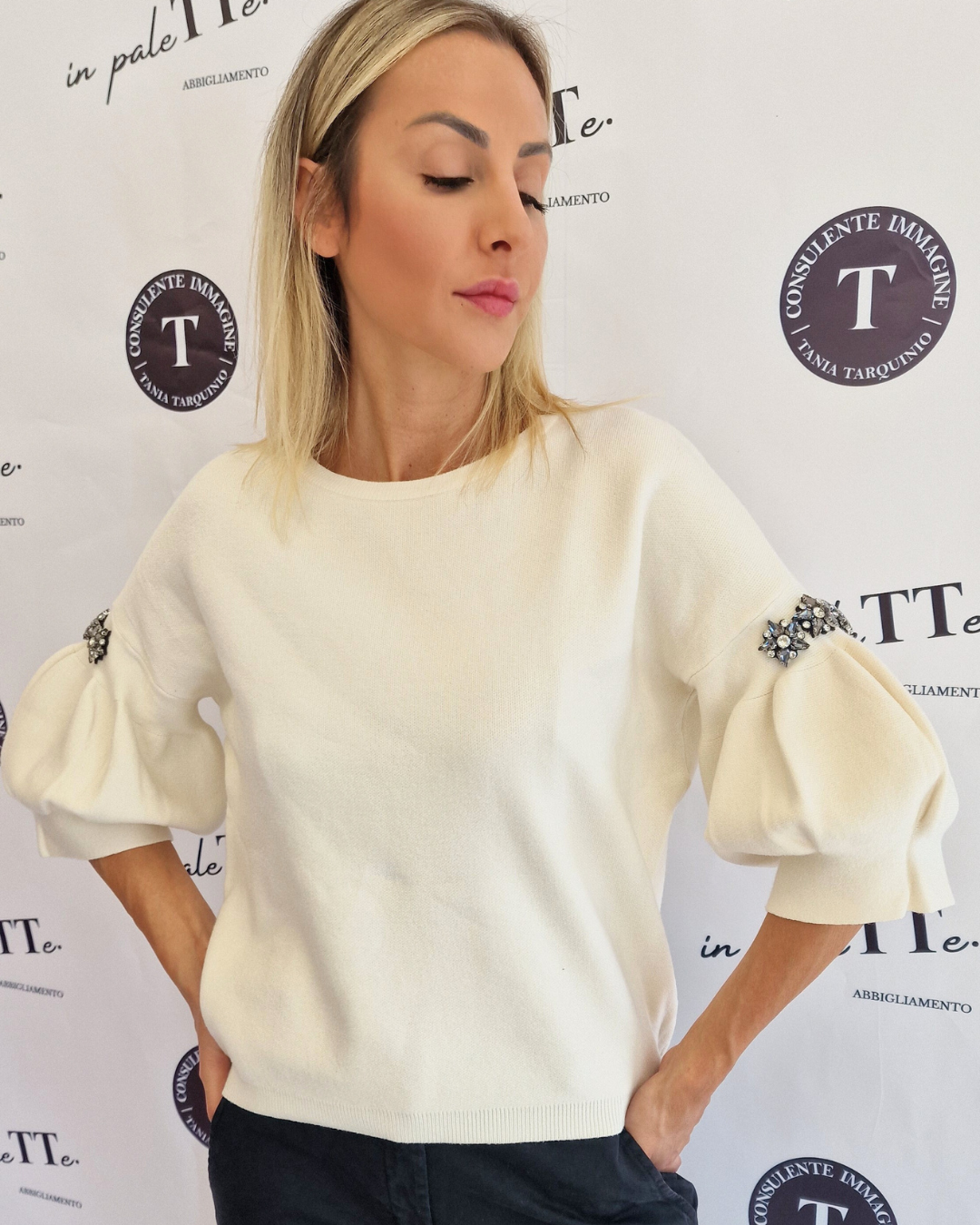 PULL BIANCO CON MANICHE A PALLONCINO E DECORAZIONI in paleTTe. abbigliamento
