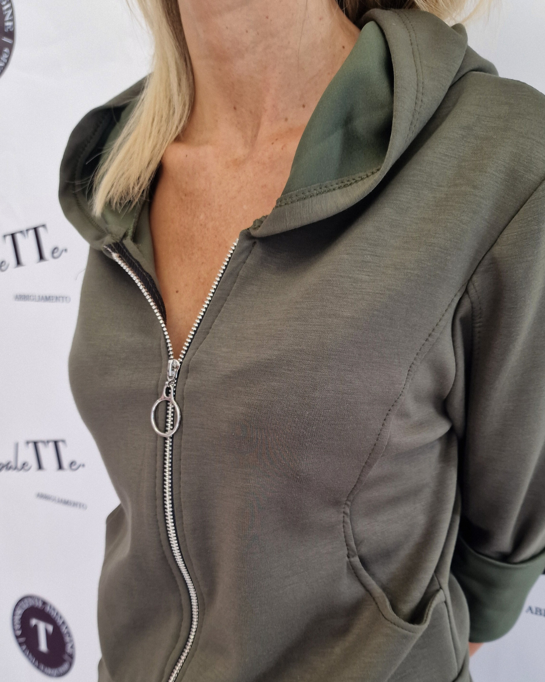 TUTA "NINA" CON STRASS in paleTTe. abbigliamento