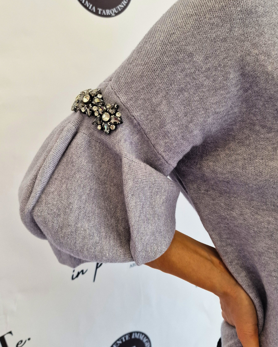 PULL GRIGIO CON MANICHE A PALLONCINO E DECORAZIONI in paleTTe. abbigliamento