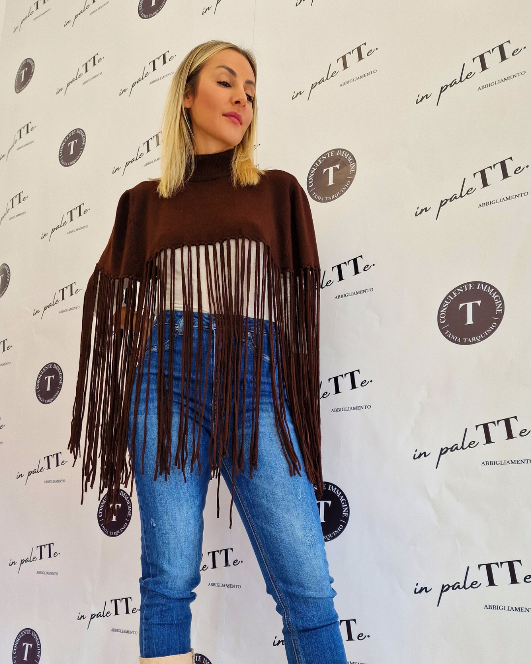 PONCHO MARRONE CON FRANGE in paleTTe. abbigliamento