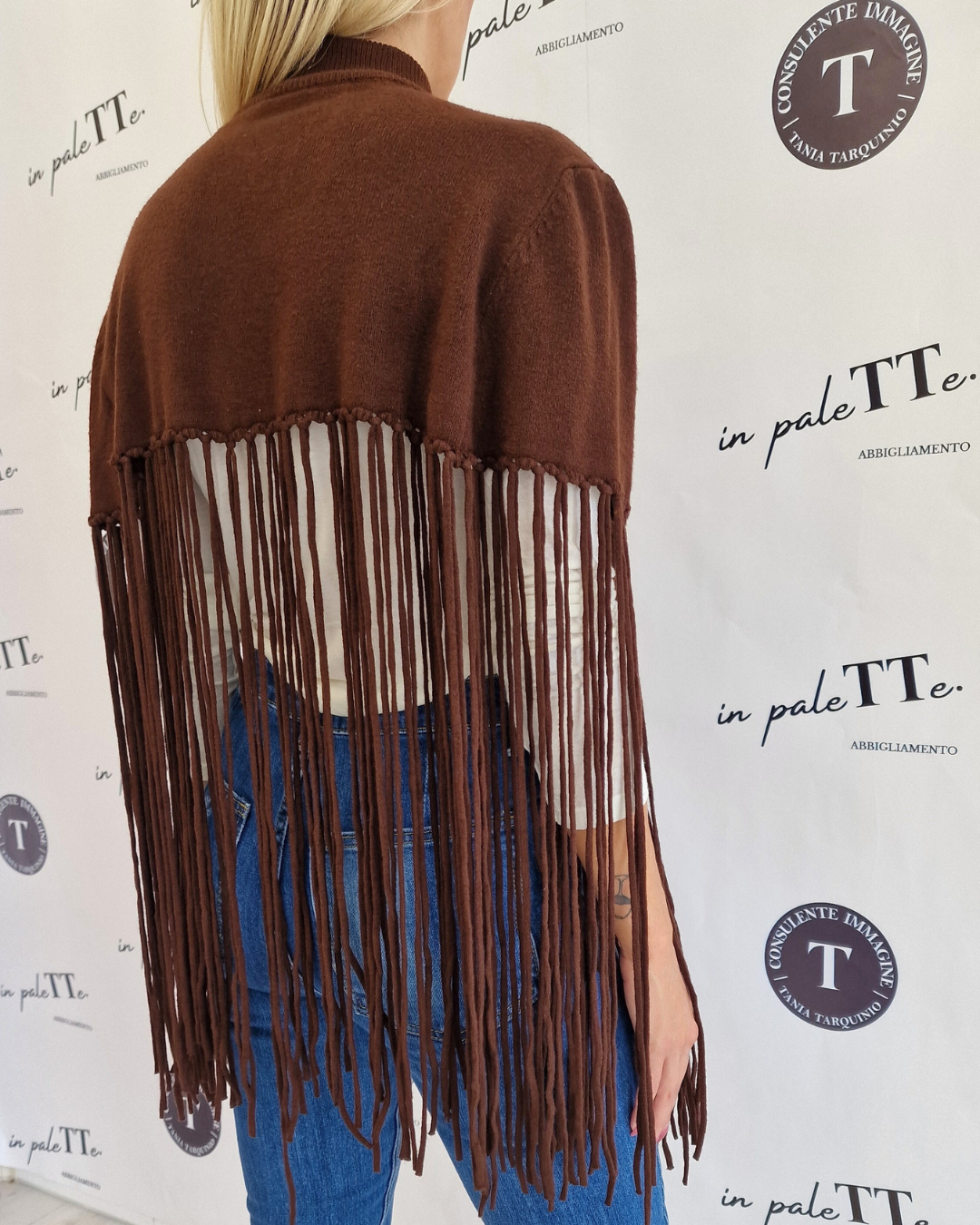 PONCHO MARRONE CON FRANGE in paleTTe. abbigliamento