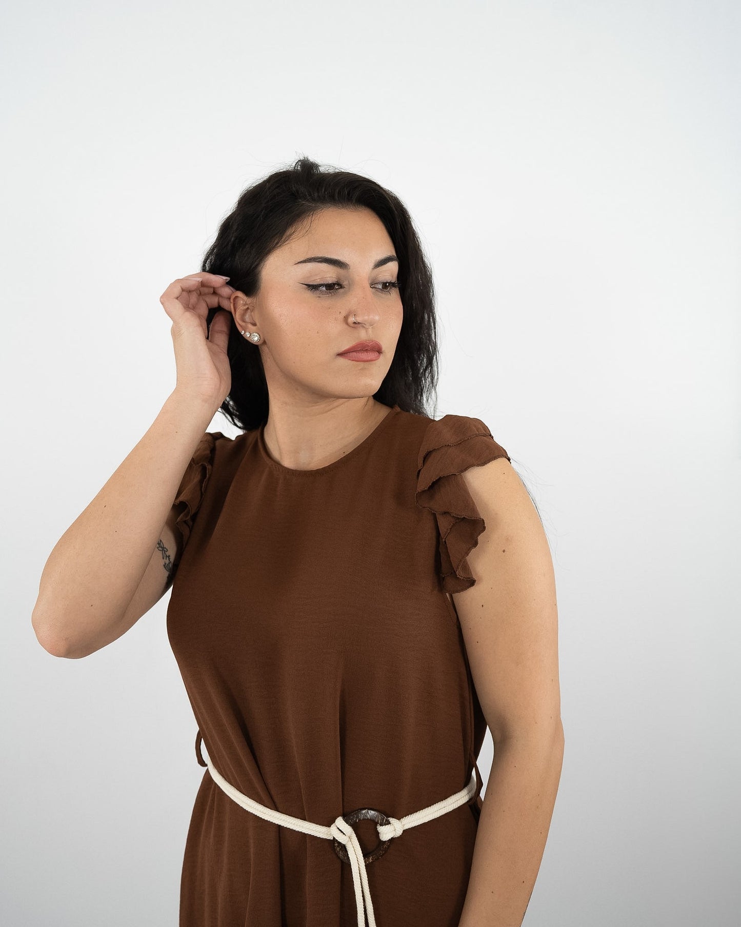 ABITO CORTO CON VOLANT - marrone in paleTTe. abbigliamento