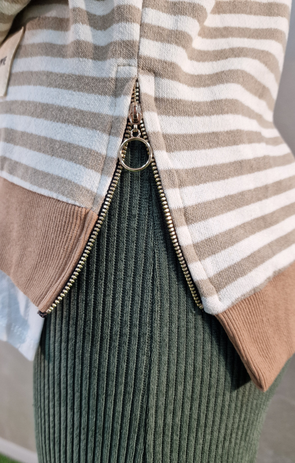 MAGLIONCINO COMBINATO CON FANTASIA A RIGHE E ZIP LATERALE - in paleTTe. abbigliamento