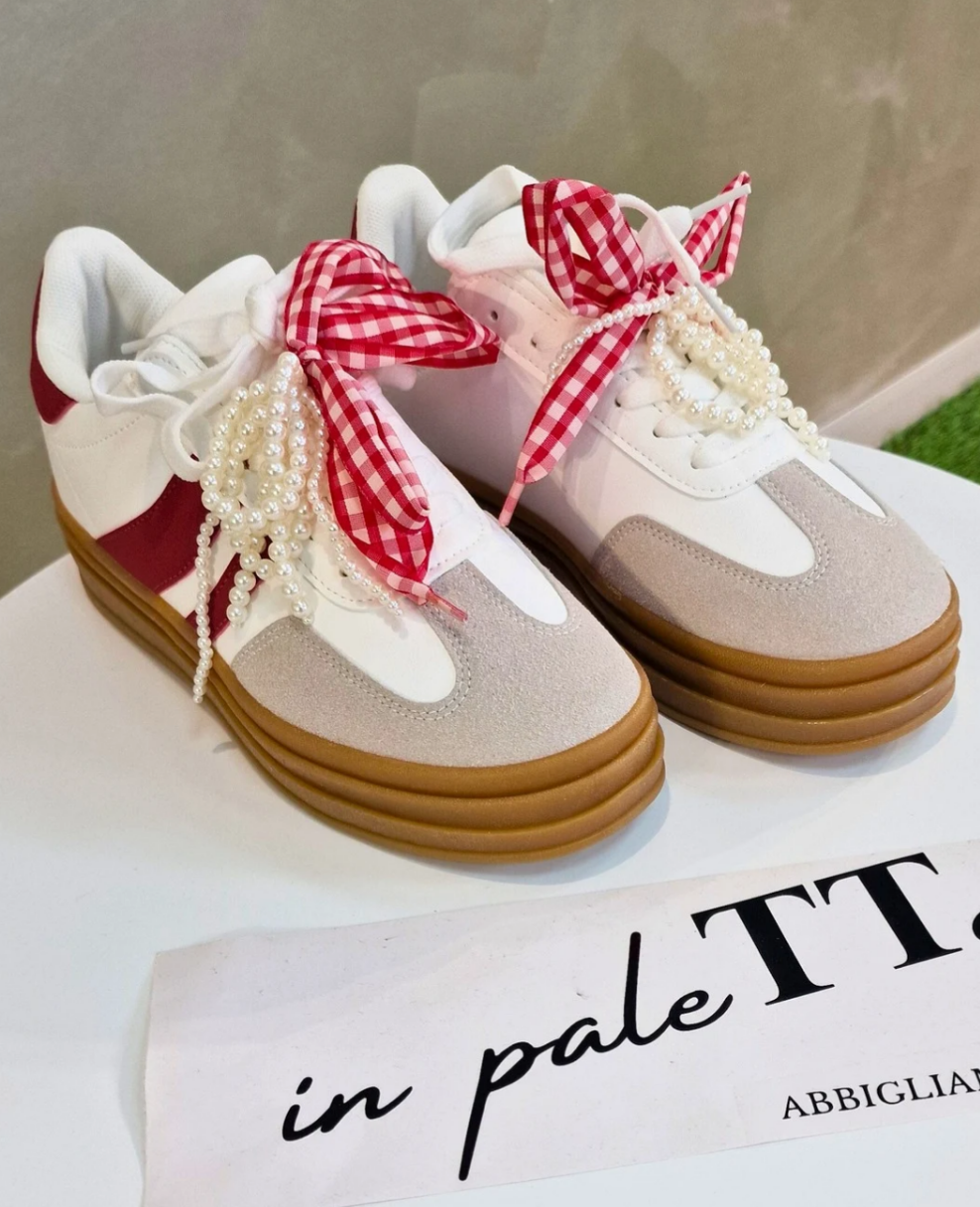 SNEAKERS CON FIOCCO & PERLE in paleTTe. abbigliamento