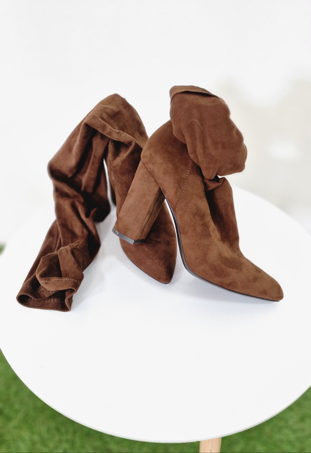 STIVALI SCAMOSCIATI AL GINOCCHIO - in paleTTe. abbigliamento