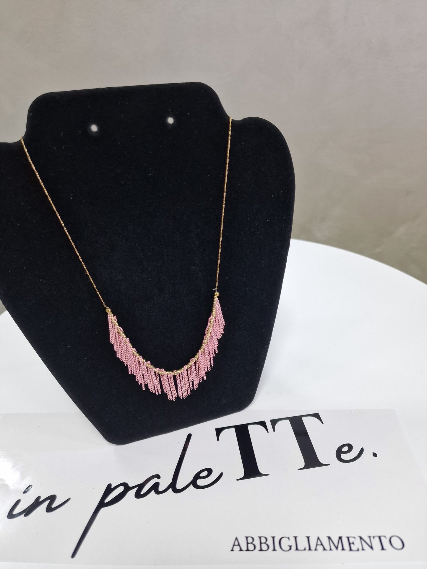 COLLANA FASHION ROSA in paleTTe. abbigliamento