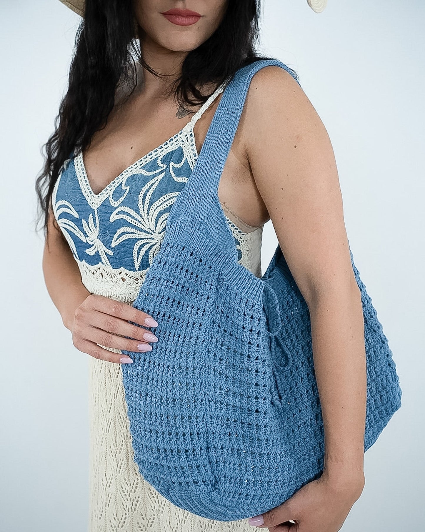 BORSA A SPALLA TRAFORATA - azzurro in paleTTe. abbigliamento