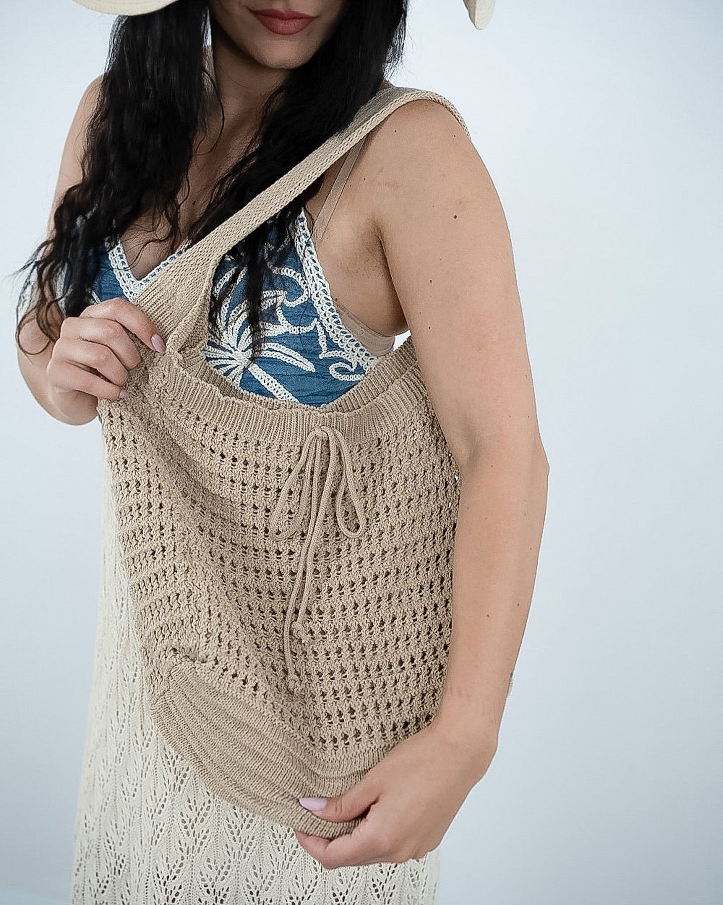BORSA A SPALLA IN MAGLIA TRAFORATA in paleTTe. abbigliamento