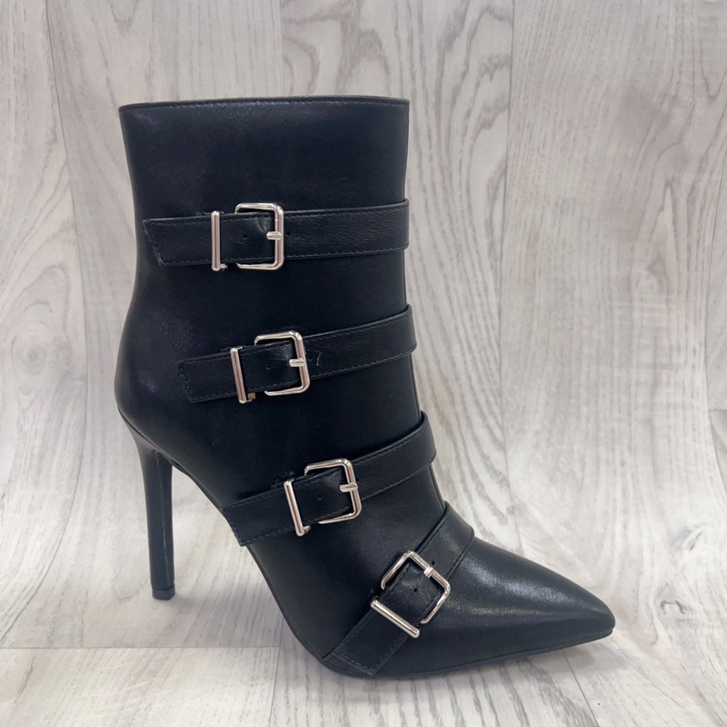 STIVALE CON TACCO in paleTTe. abbigliamento