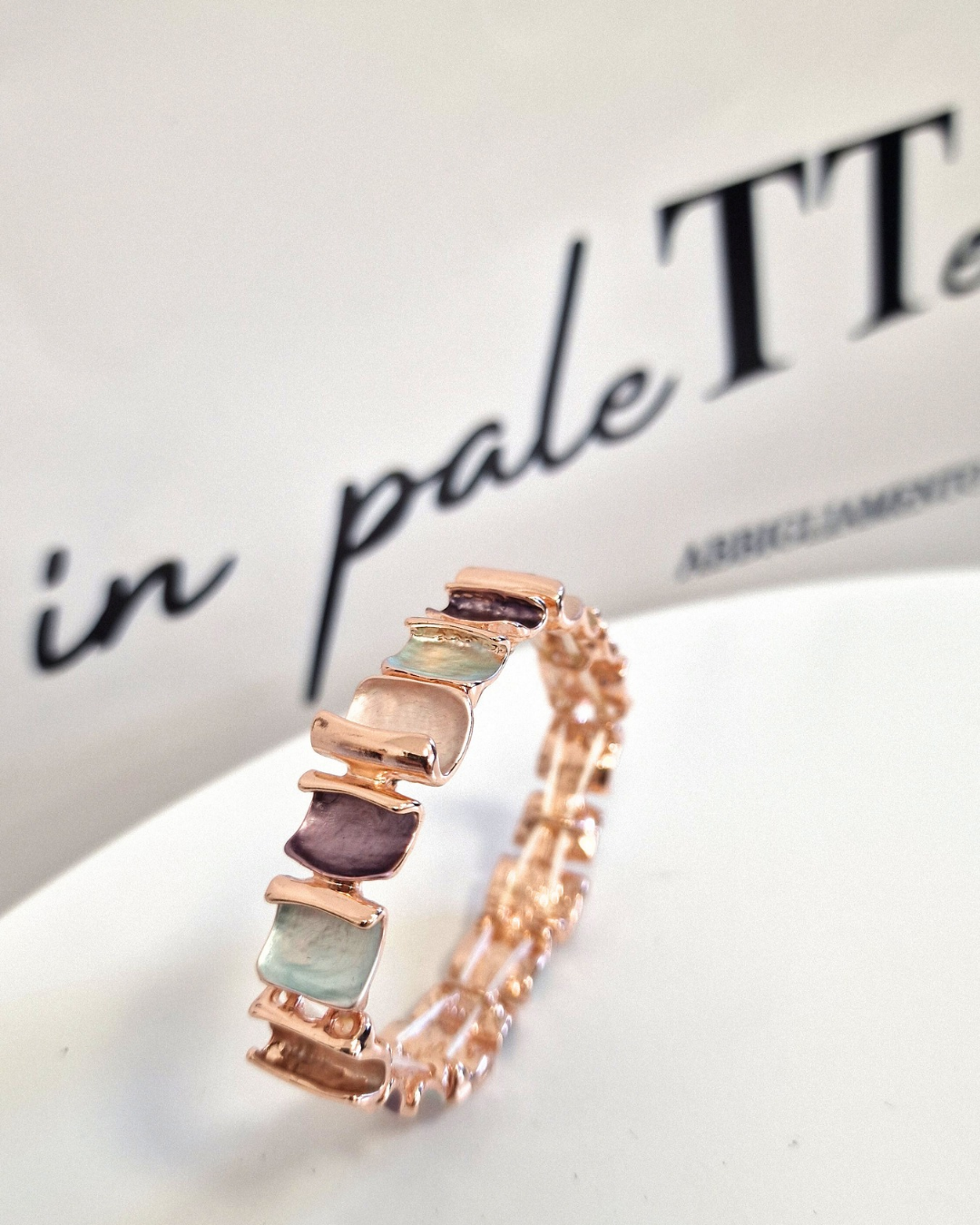 BRACCIALE MULTICOLORE in paleTTe. abbigliamento