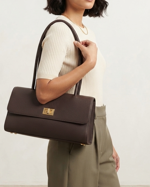 Borsa a Spalla in Vera Pelle Martellata Marrone | Elegante Shoulder Bag con Dettagli Oro in paleTTe. abbigliamento