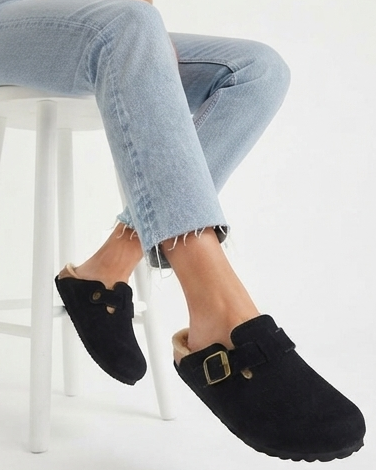 Zoccoli Donna in Camoscio Nero con Interno in Pelliccia Ecologica | Comode Ciabatte Flat con Fibbia in paleTTe. abbigliamento