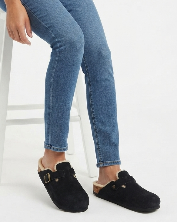 Zoccoli Donna in Camoscio Nero con Interno in Pelliccia Ecologica | Comode Ciabatte Flat con Fibbia in paleTTe. abbigliamento