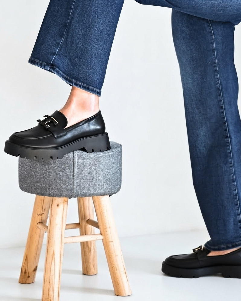 MOCASSINO NERO in paleTTe. abbigliamento