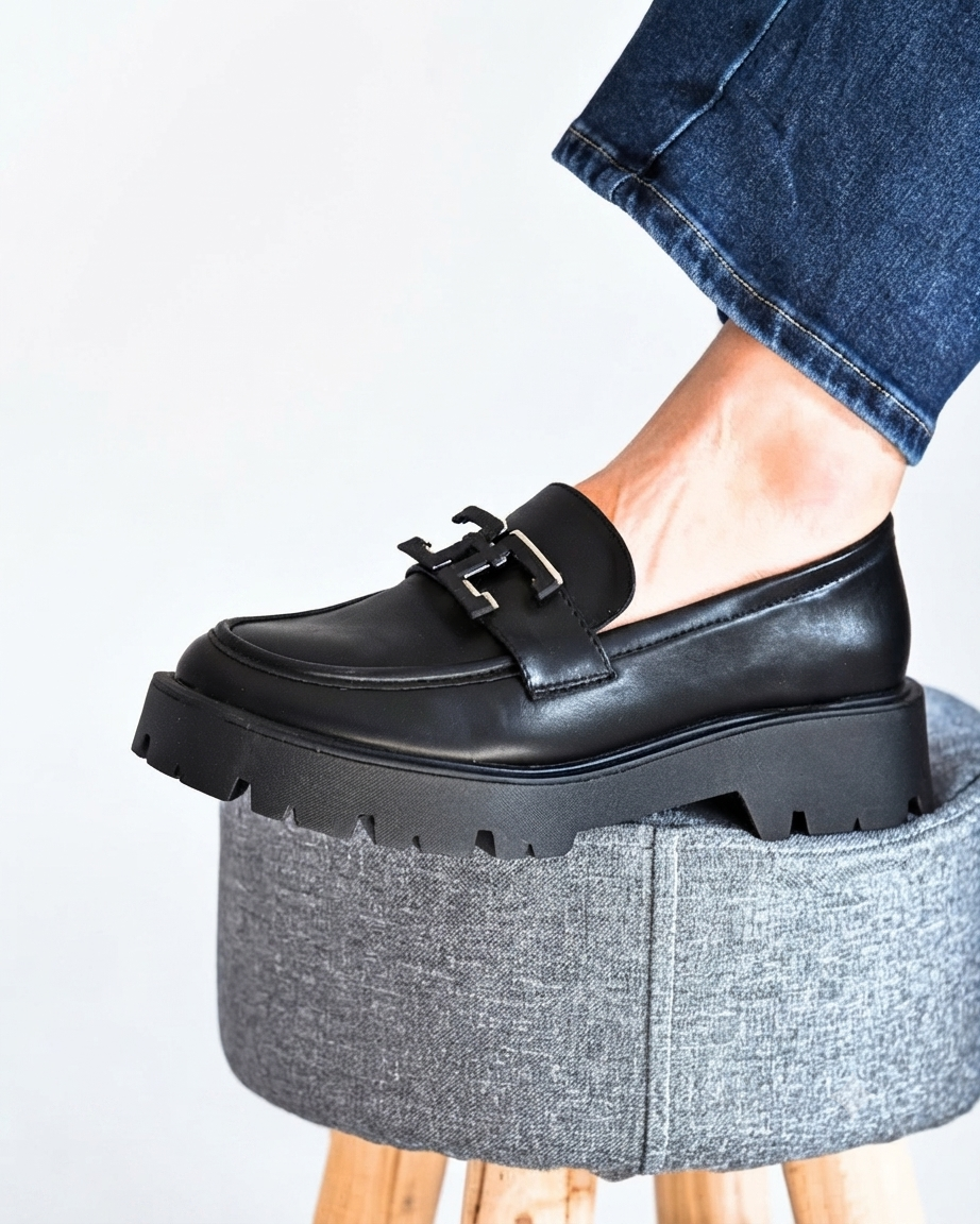 MOCASSINO NERO in paleTTe. abbigliamento