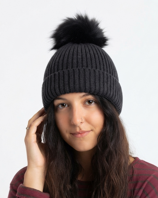 BERRETTO CON PON PON - NERO in paleTTe. abbigliamento