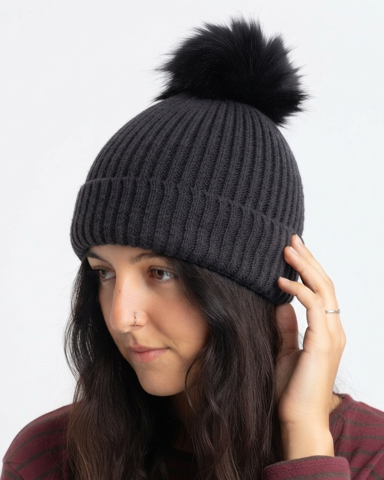 BERRETTO CON PON PON - NERO in paleTTe. abbigliamento